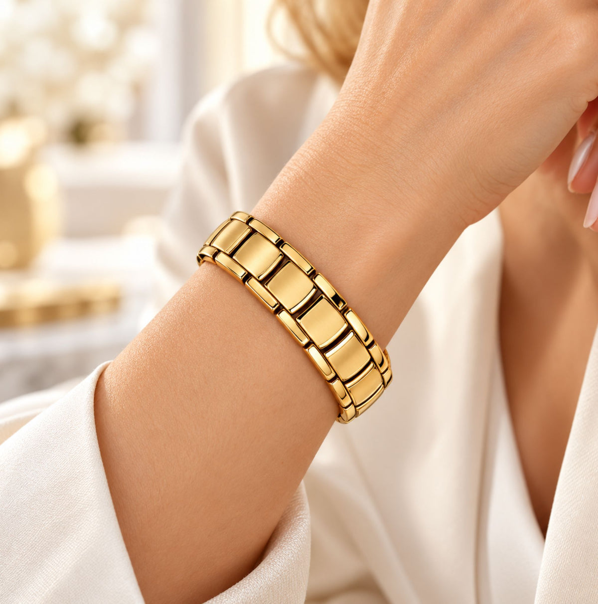 Brățară ETHERION Energy Bracelet Gold purtată pe încheietura unei femei