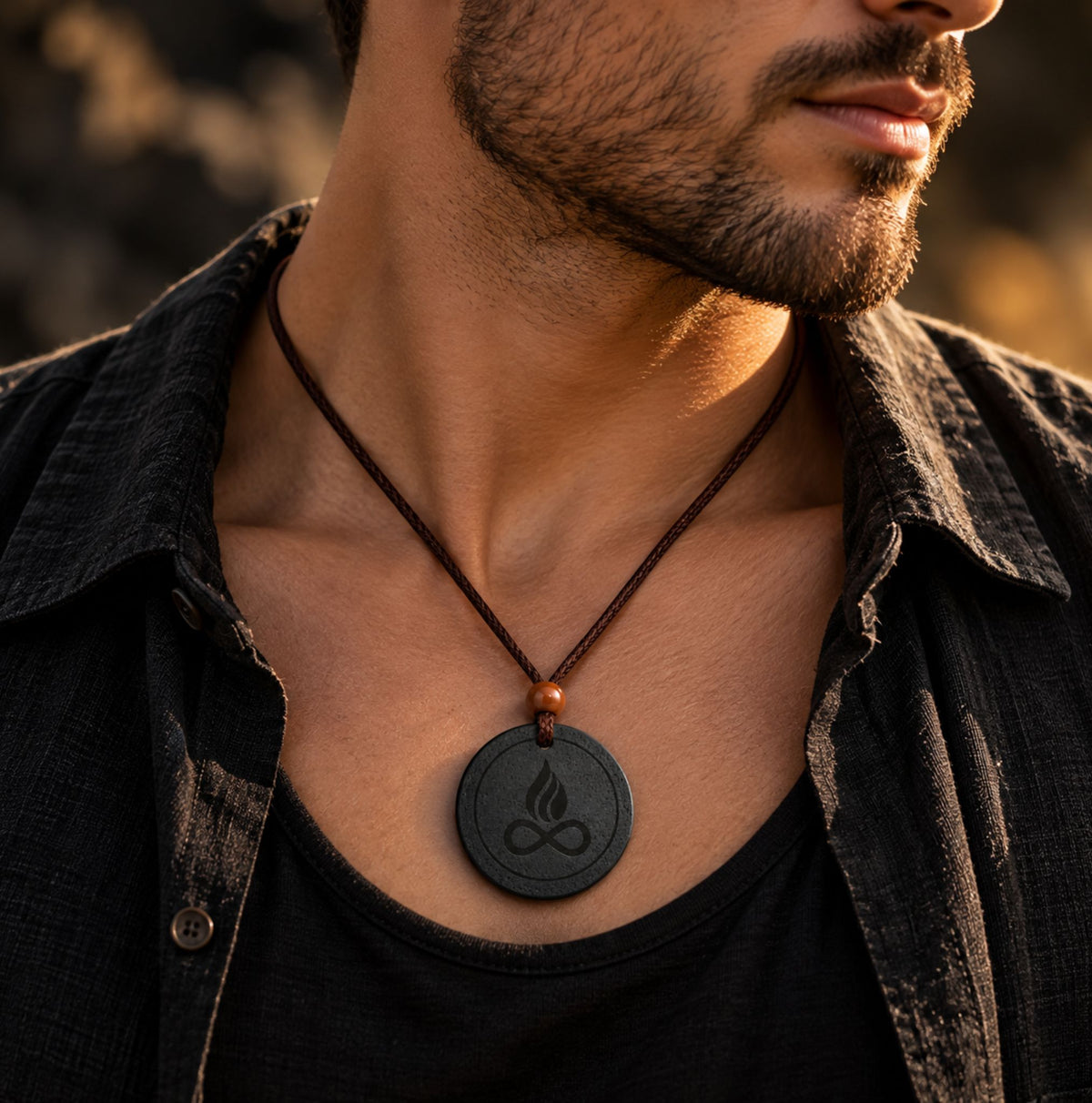 Pandantiv ETHERION Shield Pendant Core purtat la gat de un barbat