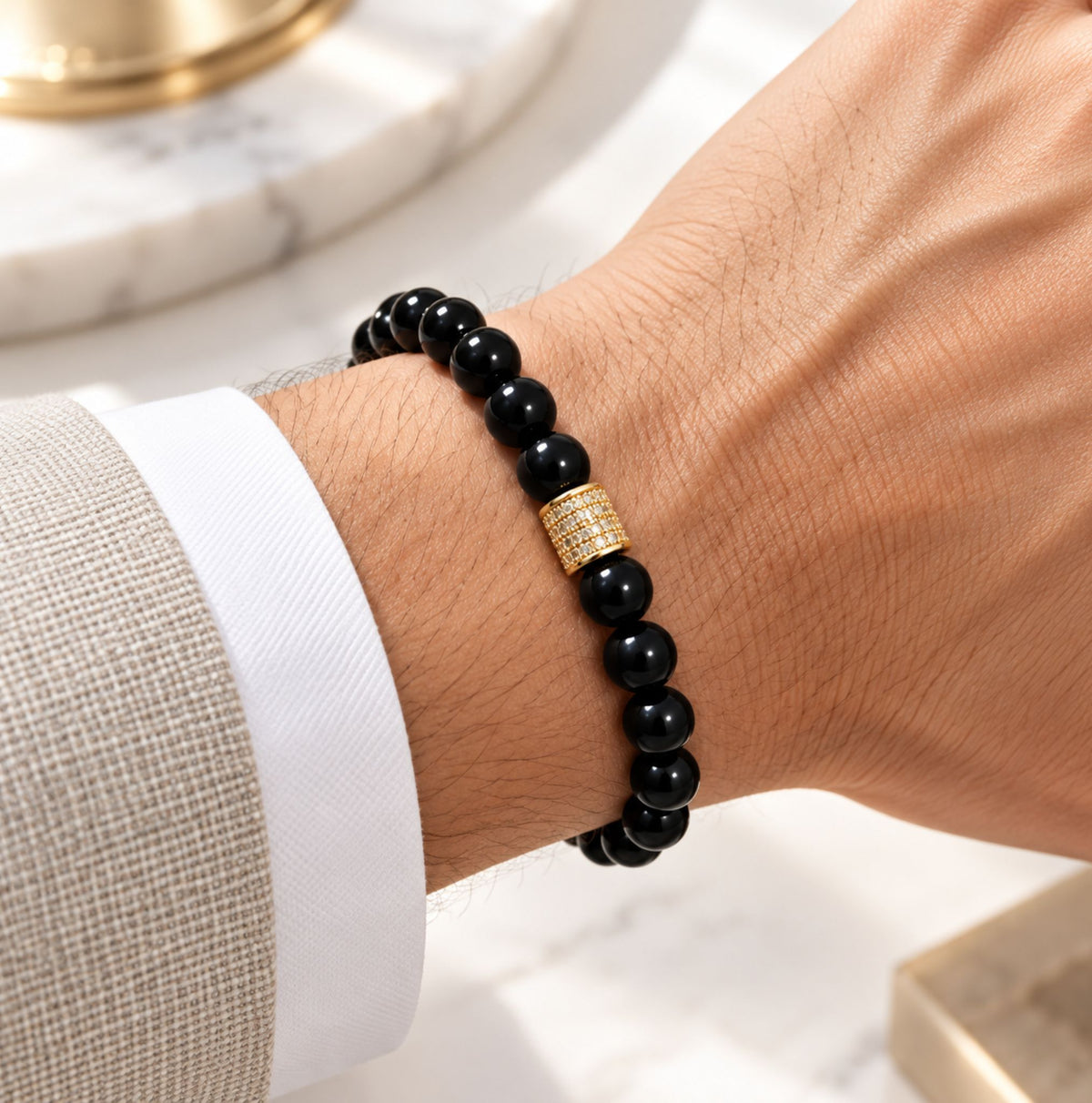 Detaliu brățară ETHERION cu bile de turmalină neagră de 8 mm și ornament metalic auriu